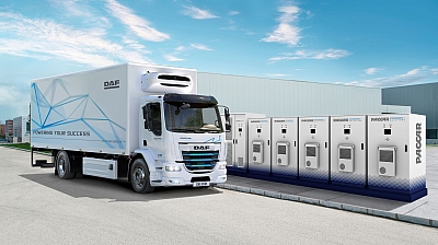 DAF Electric Truck neben Ladestationen