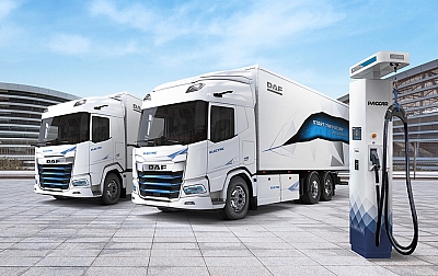 Zwei DAF Electric Trucks und eine Ladestation